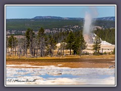 White Dome Geyser bricht aus - Sicht vom Firehole Geyser