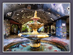 Brunnen vor dem Hundertwasserhaus. Kegelgasse 36–38, 1030 Wien