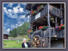 Wirtin Karin im Langalmtal vor der Petodnig Hütte