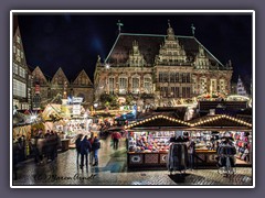 Weihnachtsmarkt vor dem historischen Rathaus