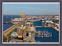 Die neue Marina und im Hintergrund der Containerhafen