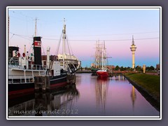 Museumsschiffe vor dem Radarturm