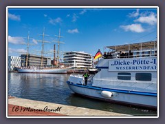 Neuer Hafen mit dem Schulschiff Deutschland