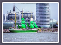 Die Alex II vor der Skyline von Bremerhaven