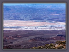 Blick ins Tal des Todes - im Hintergrund ist die Badwater Road zu erkennen