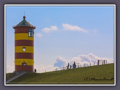 Der 1888 erbaute Pilsumer Leuchtturm ist das  Wahrzeichen von  Krummhörn