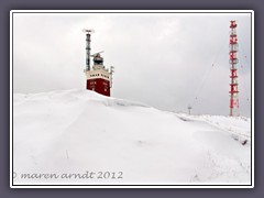 Ein Leuchtturm  im Schnee