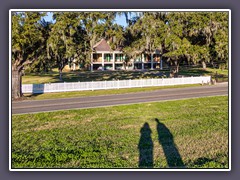 Auf dem Mississippi Deich - ein Blick auf die Destrahan Plantation