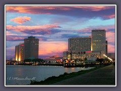 Blick vom Riverwalk auf New Orleans zur blauen Stunde