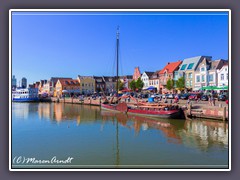 Husum Hafen mit dem ältesten schwimmenden Restaurantschiff Nordertor