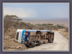 Busunfall im Eingangsbereich der Serengeti - Menschen kamen diesmal nicht zu Schaden 